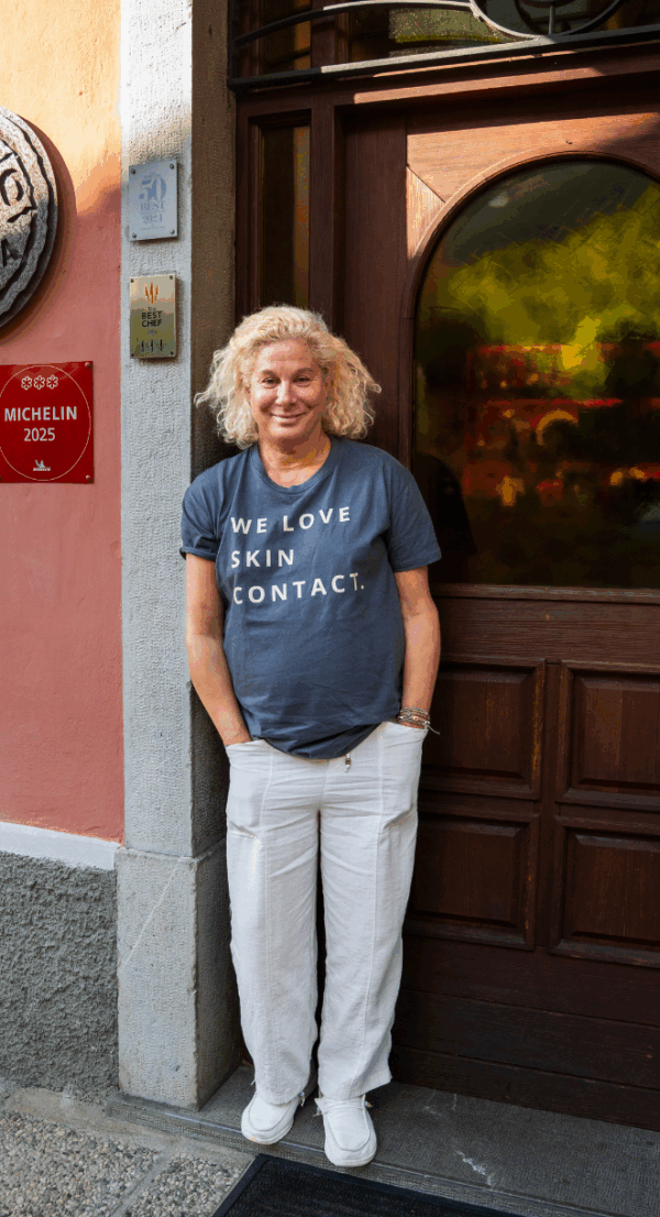 Teilnehmerin vor Michelin-Restaurant Eingang während einer Sportwagen Erlebnisreise.