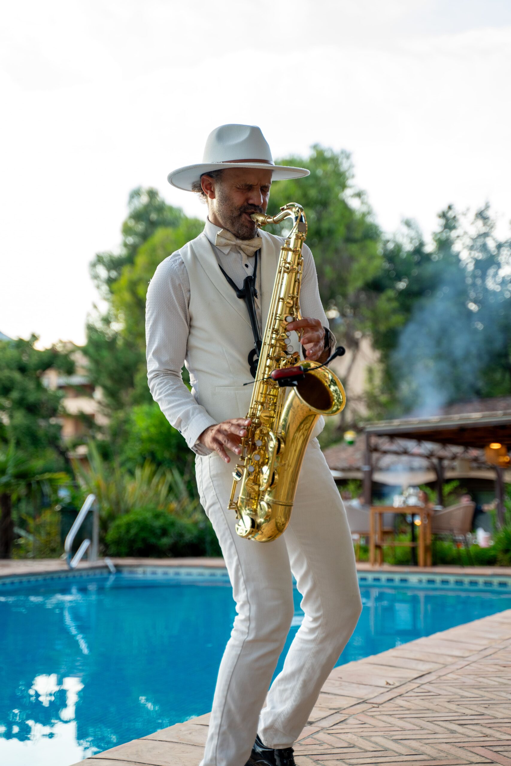 Sportwagen Erlebnisreisen: Saxophonist sorgt für exklusive musikalische Begleitung am Hotelpool.