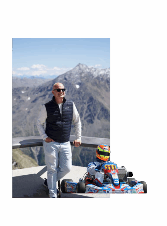 Sportwagen Erlebnisreisen: Ernst Behrens posiert auf einer Aussichtsplattform in den Hochalpen. Als Montage ist ein altes Foto von ihm als Kartfahrer mit dabei.